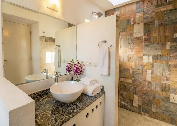 Rooftop Pool, Quiet Sunrises, 1Br 2Br Duplex Sleeps 2-8, 3 Blue Flag Beaches 15 Min, 5Th Ave 10 Min, Chedraui Grocery 15 Min, Cenotes 20 Min, Full Kitchen Fast Wifi Ac, Elevator Playa del Carmen